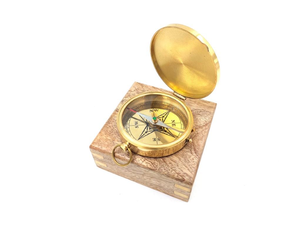 Kompas so sklápacím víčkom v drevenej krabičke 