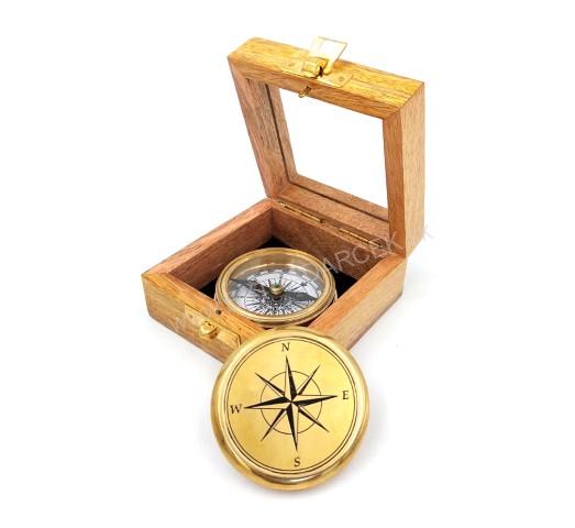 Kompas so skrutkovacím víčkom v drevenej krabičke so sklom