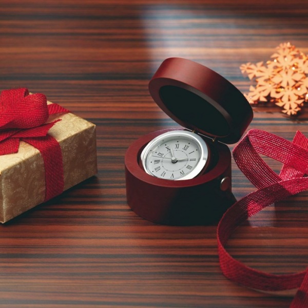 Elegantné hodinky v drevenej krabičke